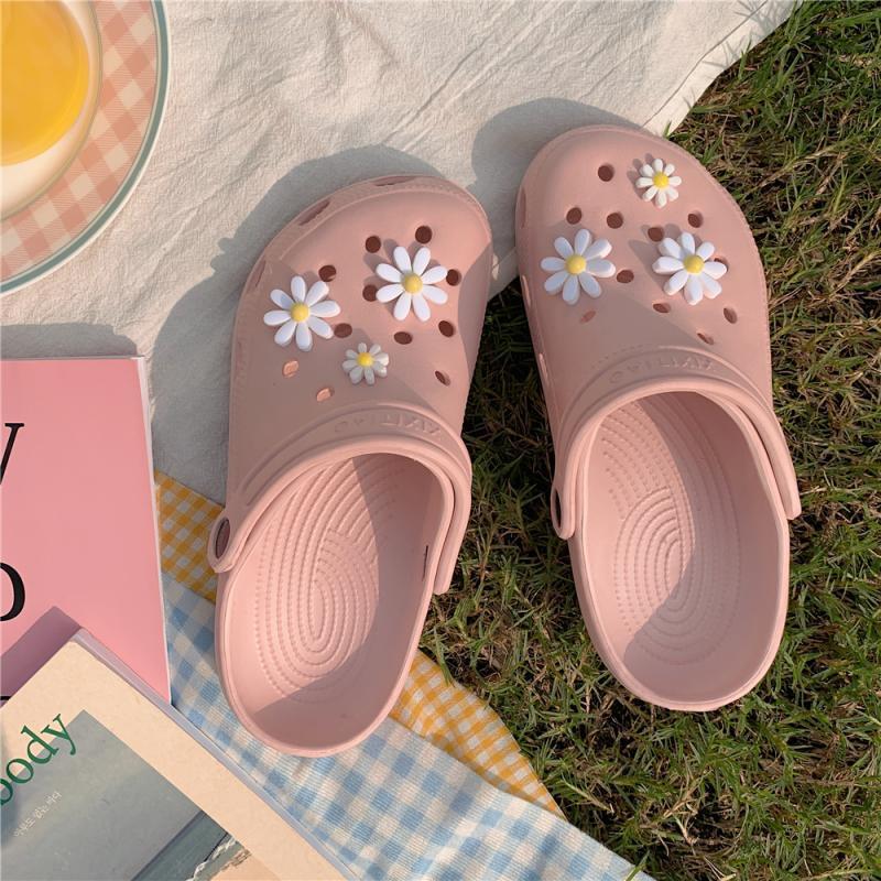 Καλοκαιρινές Παντόφλες Clogs με Ανάγλυφες Μαργαρίτες