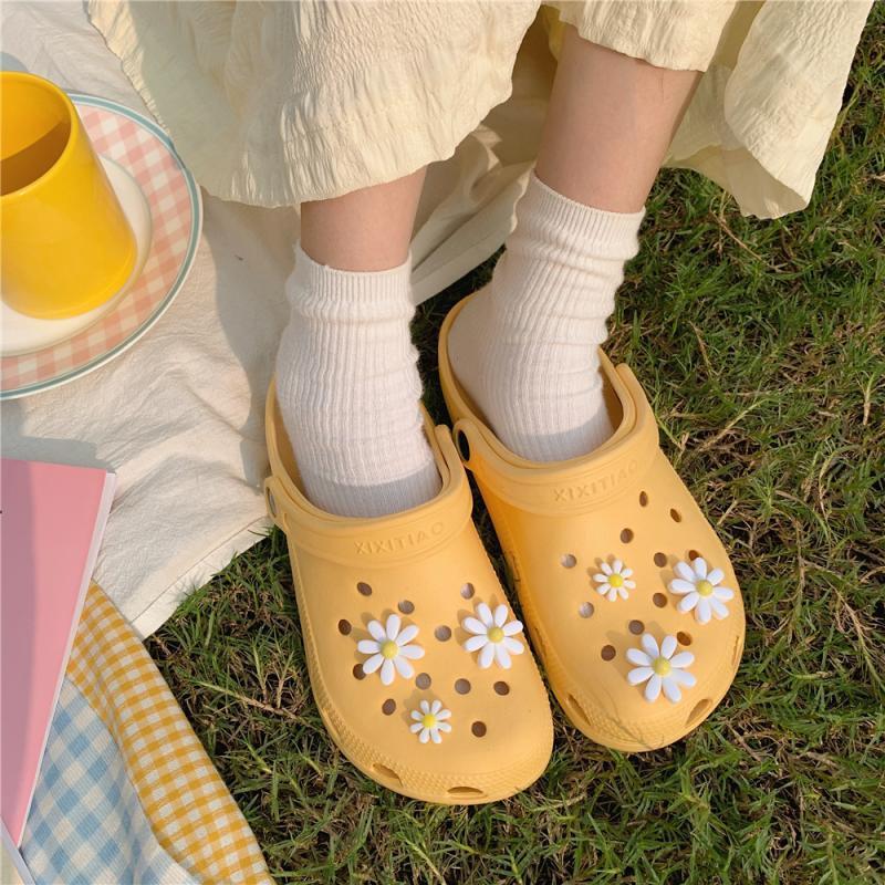 Καλοκαιρινές Παντόφλες Clogs με Ανάγλυφες Μαργαρίτες