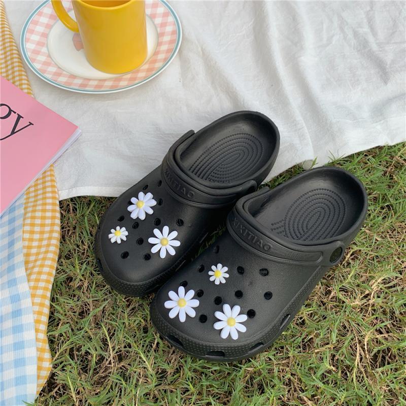 Καλοκαιρινές Παντόφλες Clogs με Ανάγλυφες Μαργαρίτες