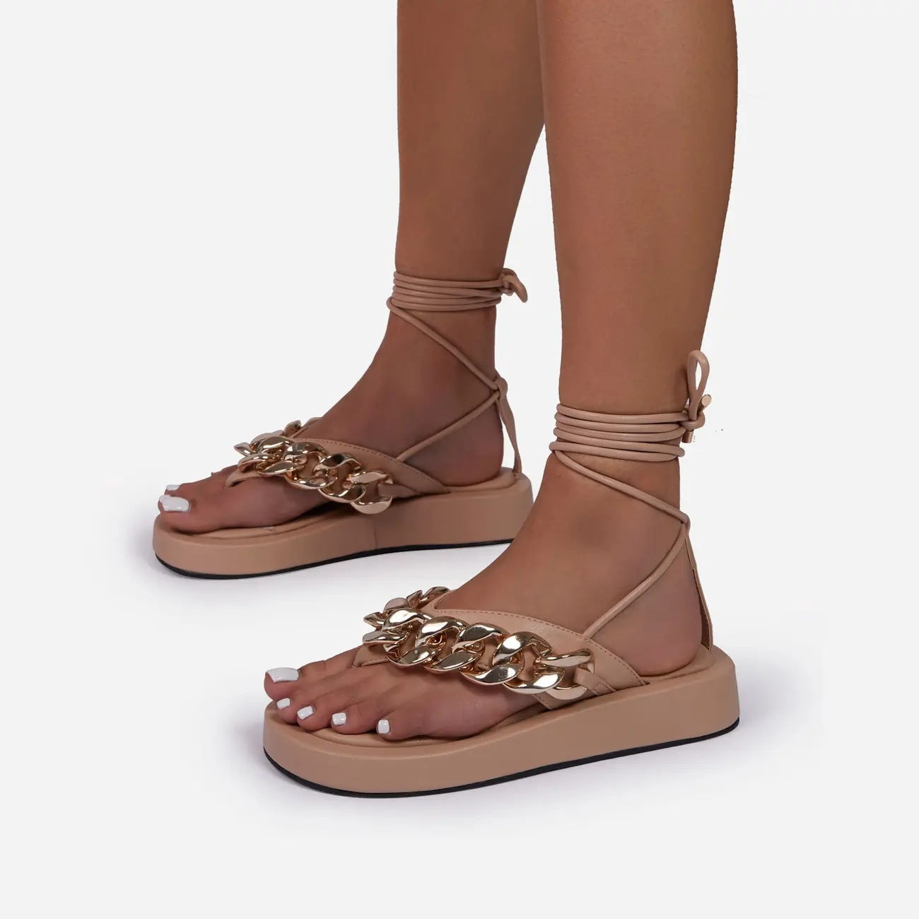 Flatform Σανδάλια με Χρυσή Αλυσίδα και Δέσιμο στον Αστράγαλο