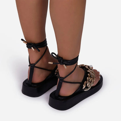Flatform Σανδάλια με Χρυσή Αλυσίδα και Δέσιμο στον Αστράγαλο