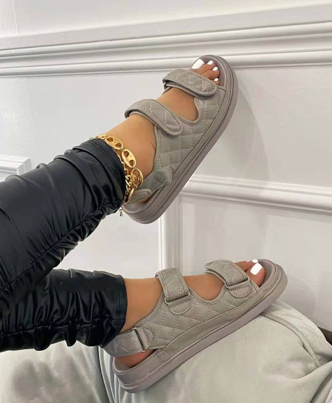 Flatforms με Καπιτονέ Λουράκια & Ρυθμιζόμενο Κλείσιμο