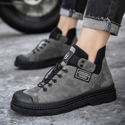 Ανδρικά Casual Μποτάκια Suede με Μαύρη Σόλα & Λεπτομέρεια Patch