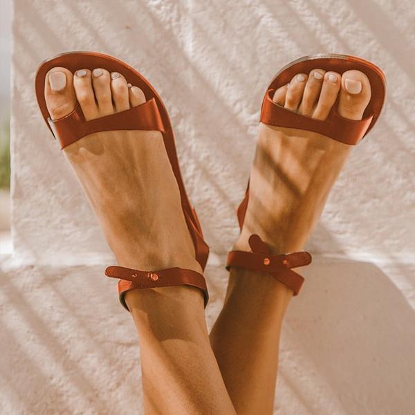 Strappy Δερμάτινα Σανδάλια με Κούμπωμα στον Αστράγαλο