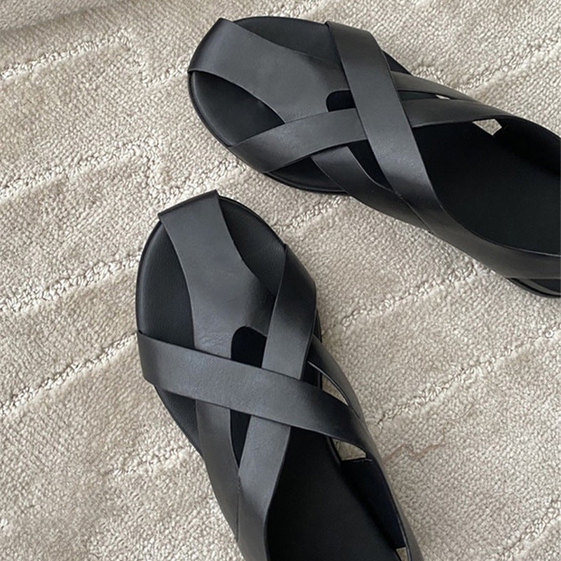Minimal Δερμάτινα Flat Σανδάλια με Χιαστί Λουράκι & Κλειστή Φτέρνα