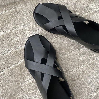 Minimal Δερμάτινα Flat Σανδάλια με Χιαστί Λουράκι & Κλειστή Φτέρνα