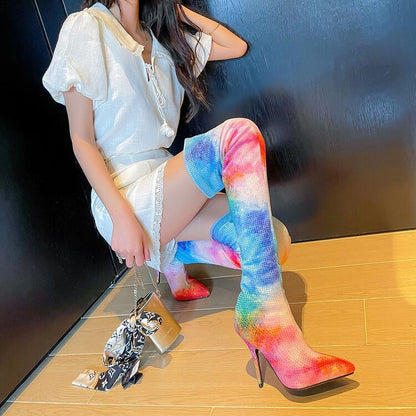 Εντυπωσιακές Over the Knee Μπότες με Tie-Dye Λάμψη