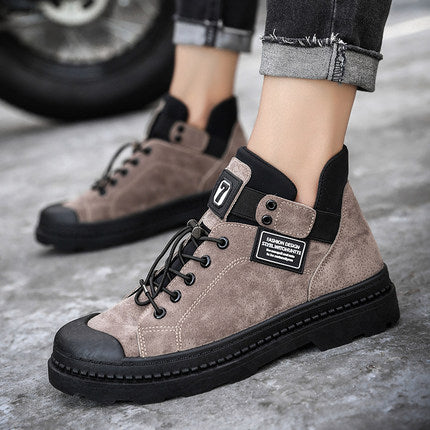 Ανδρικά Casual Μποτάκια Suede με Μαύρη Σόλα & Λεπτομέρεια Patch