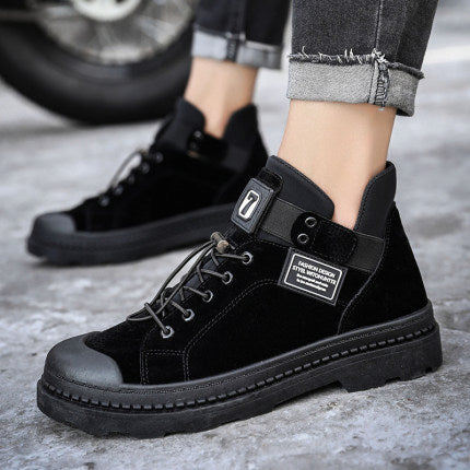 Ανδρικά Casual Μποτάκια Suede με Μαύρη Σόλα & Λεπτομέρεια Patch