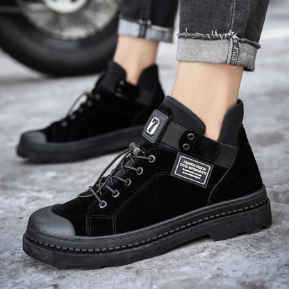 Ανδρικά Casual Μποτάκια Suede με Μαύρη Σόλα & Λεπτομέρεια Patch