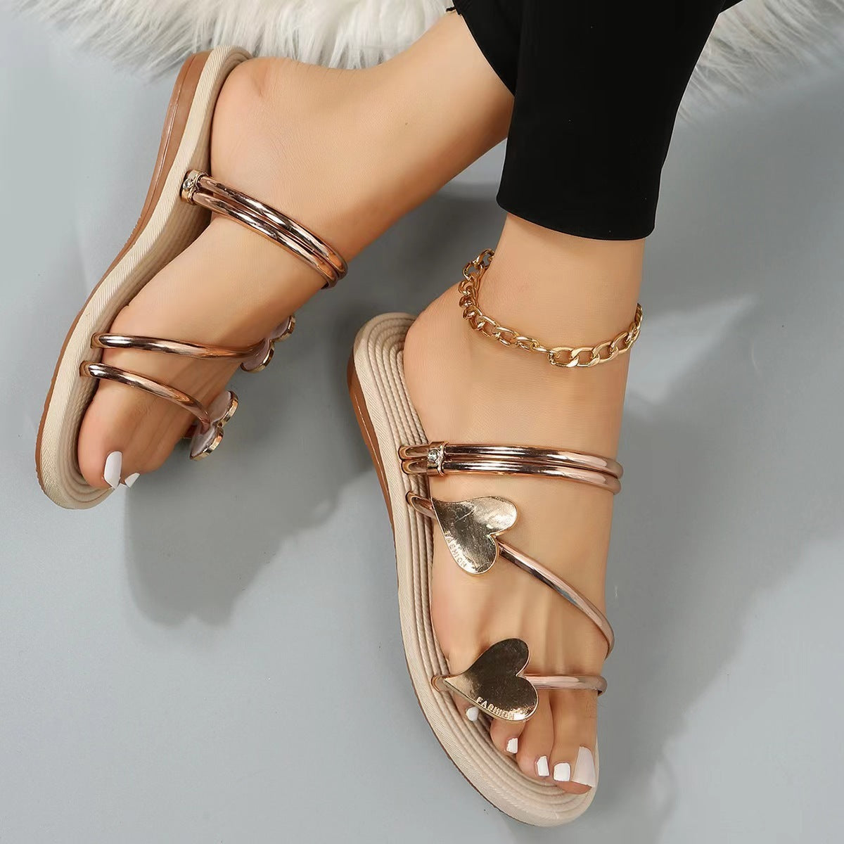 Strappy Σανδάλια με Χρυσές Μεταλλικές Καρδιές