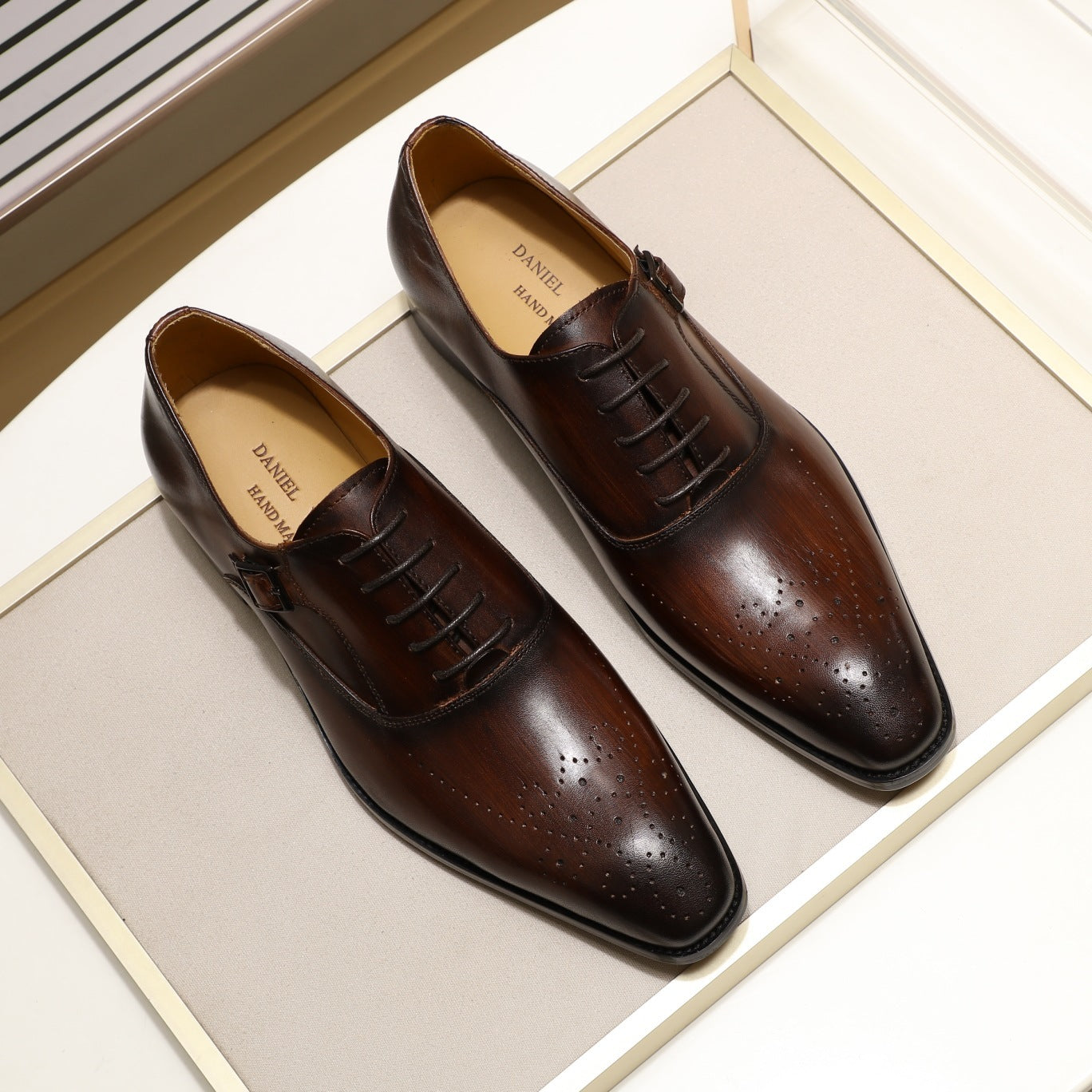 Επίσημα Brogues με Διακριτική Τρυπητή Διακόσμηση & Πλευρική Διακοσμητική Αγκράφα