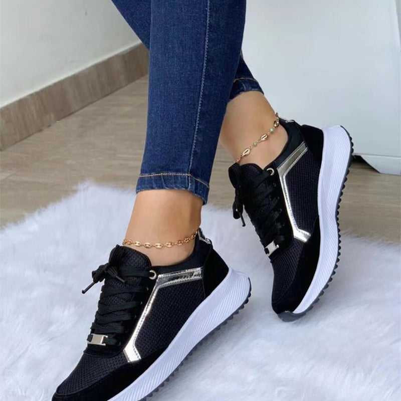 Γυναικεία Sneakers με Μεταλλική Λεπτομέρεια & Ανάγλυφη Σόλα
