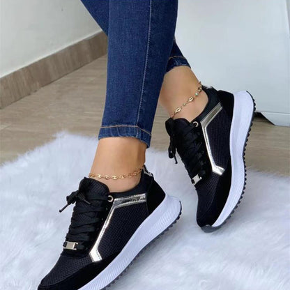Γυναικεία Sneakers με Μεταλλική Λεπτομέρεια & Ανάγλυφη Σόλα