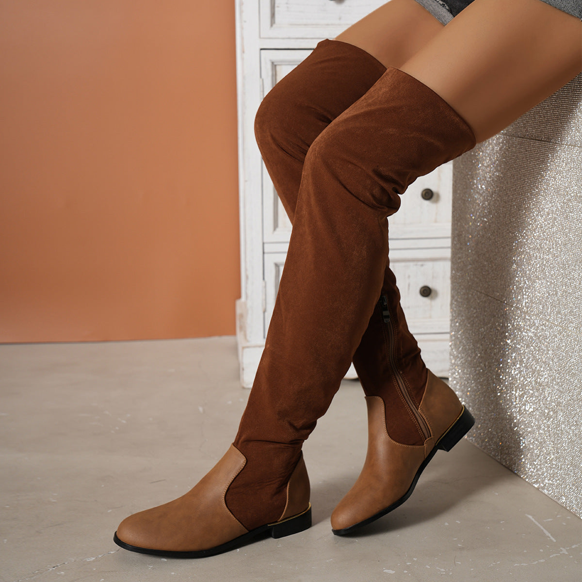 Μπότες Over-the-Knee Flat με Φερμουάρ & Χρυσή Λεπτομέρεια